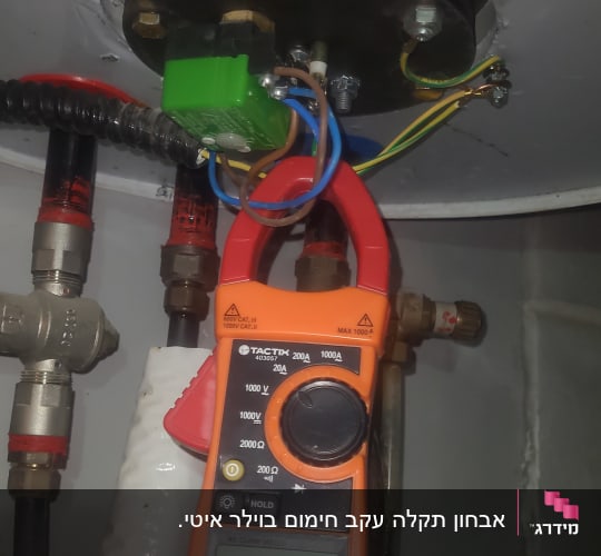 מד אמפר מחובר לדוד שמש עם חוטים חשמליים
